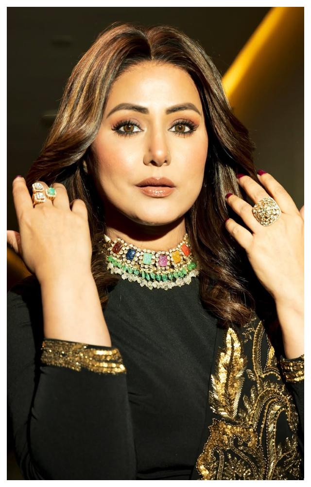 The jewelleries paired with this stunning saree is a colourful choker and rings, especially the diamond ring, which is a standout and added more bling 