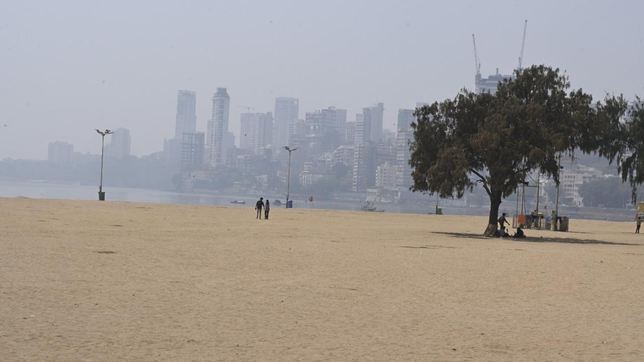 Famous locations like Marine Drive, Juhu Beach, and the Gateway of India, which usually attract large crowds, were on Monday afternoon quiet. Pics/Ashish Raje