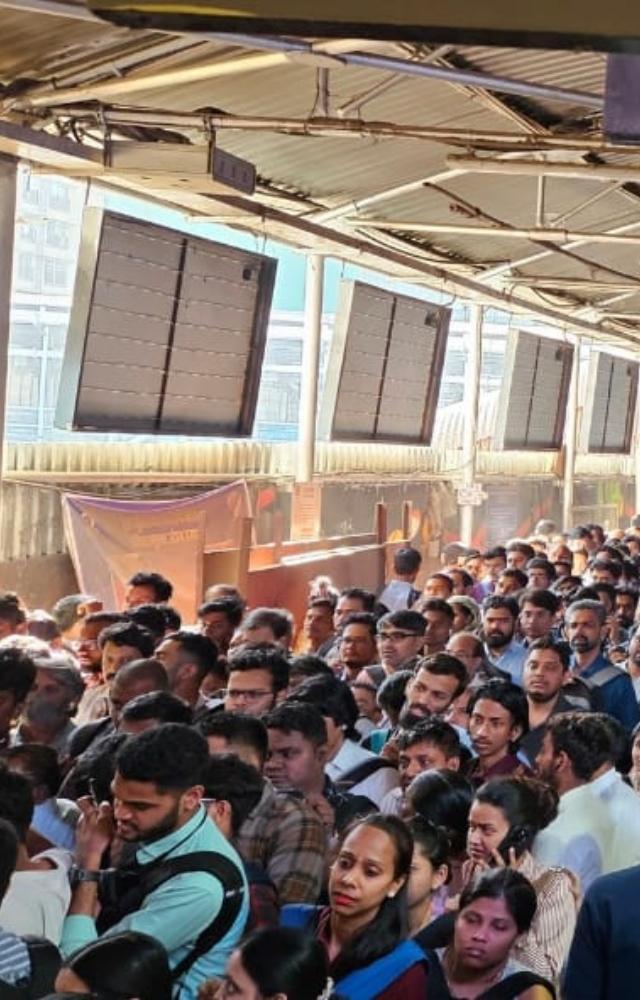 Crowding at Ghatkopar metro station after door obstruction