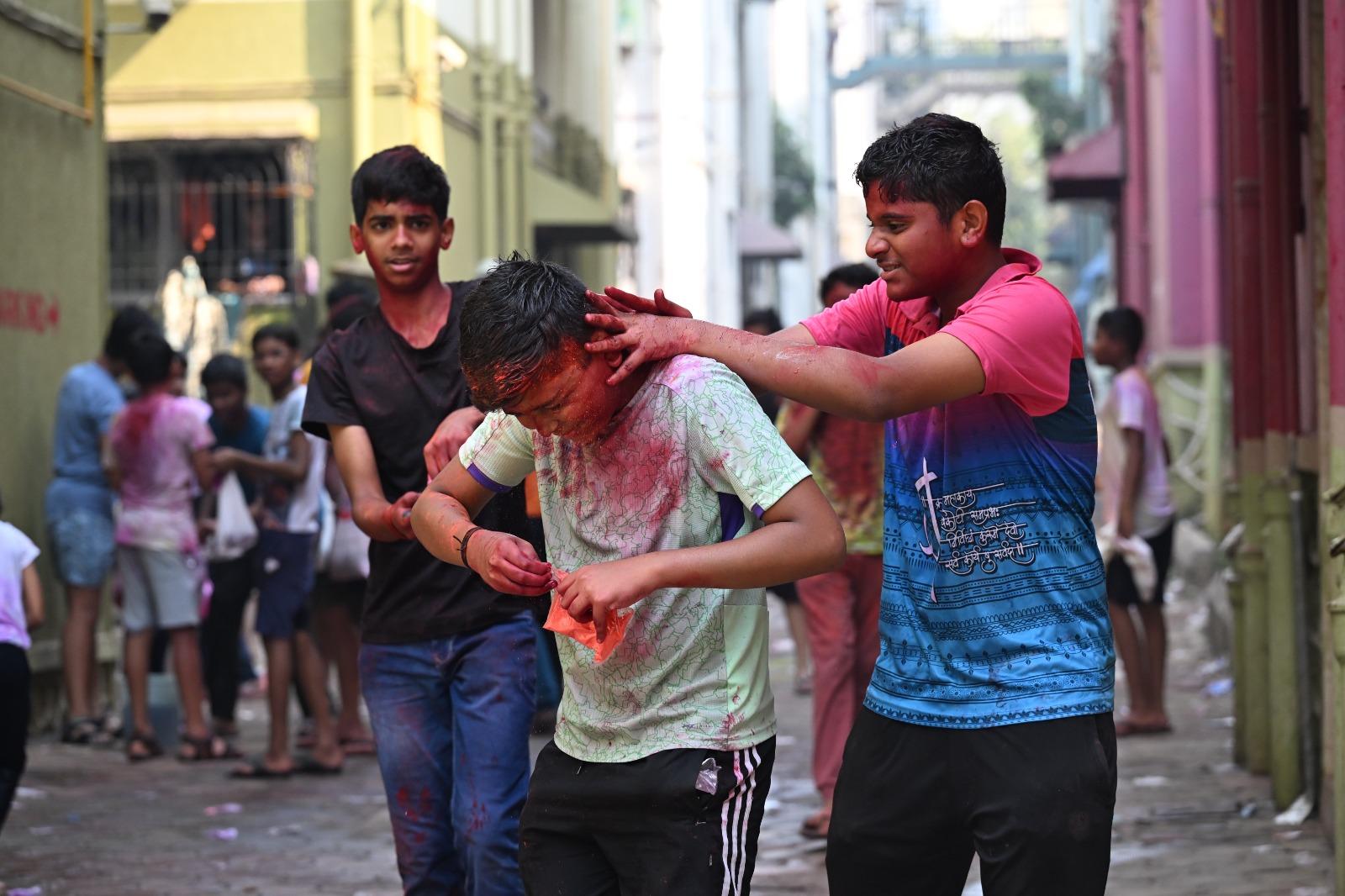 Goregaon’s streets drenched in shades of pink and green