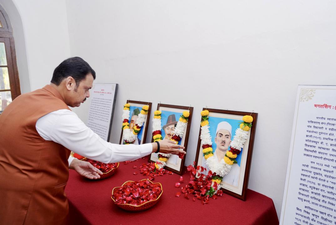 CM Fadnavis pays tribute to Bhagat Singh, Rajguru and Sukhdev on Shaheed Diwas