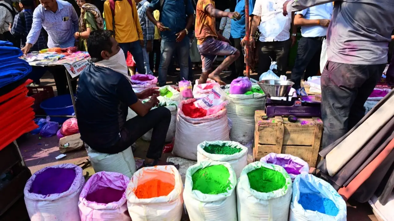 how is holi celebrated in mumbai