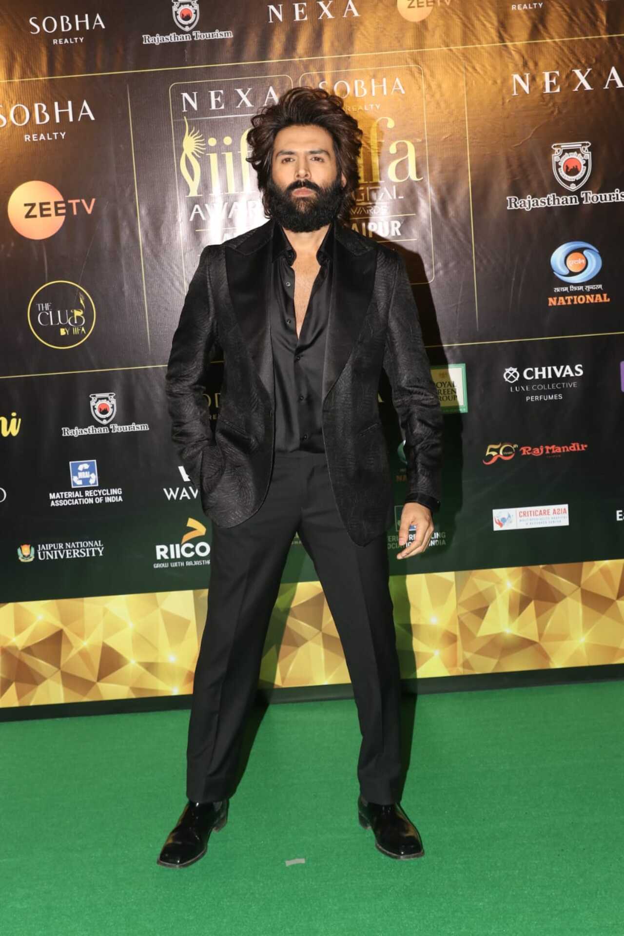 Host Kartik Aaryan opted for a black suit at the green carpet. He flaunted his heavy bearded look, which is for an upcoming film. 