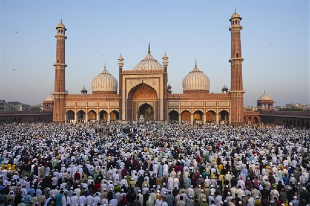 Eid-ul-Fitr 2025: Thousands gather at Jama Masjid in Delhi for Namaz