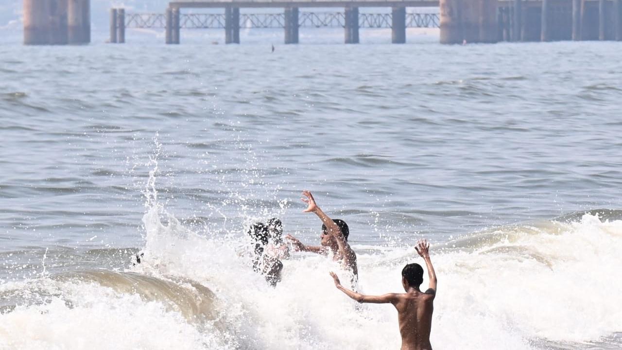 The weather department predicted that Mumbai was likely to experience sunny weather on Monday, March 23. The minimum and maximum temperature will likely to be around 24 degrees and 33 degrees Celsius, respectively