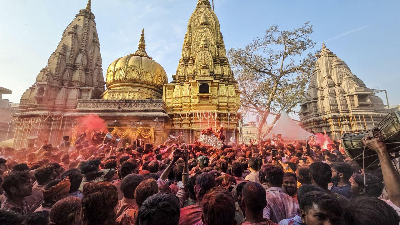 holi celebration in mathura 2025