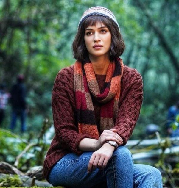 Bhediya – A supernatural horror-comedy, Bhediya saw Kriti as Dr. Anika, a mysterious veterinarian in a werewolf thriller. This role was far from the conventional Bollywood heroine template. 