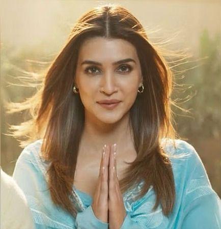 Teri Baato Mein Aisa Uljha Jiya – As Sifra, an AI humanoid robot, Kriti took on a futuristic and experimental role, blending romance with science fiction.