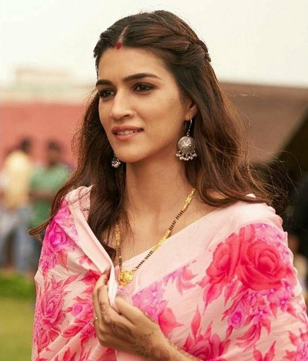 Luka Chuppi – As Rashmi, Kriti took on the taboo of live-in relationships in Indian society. What made her character stand out was how she took charge—she wasn’t just navigating love but challenging social norms with wit and intelligence.