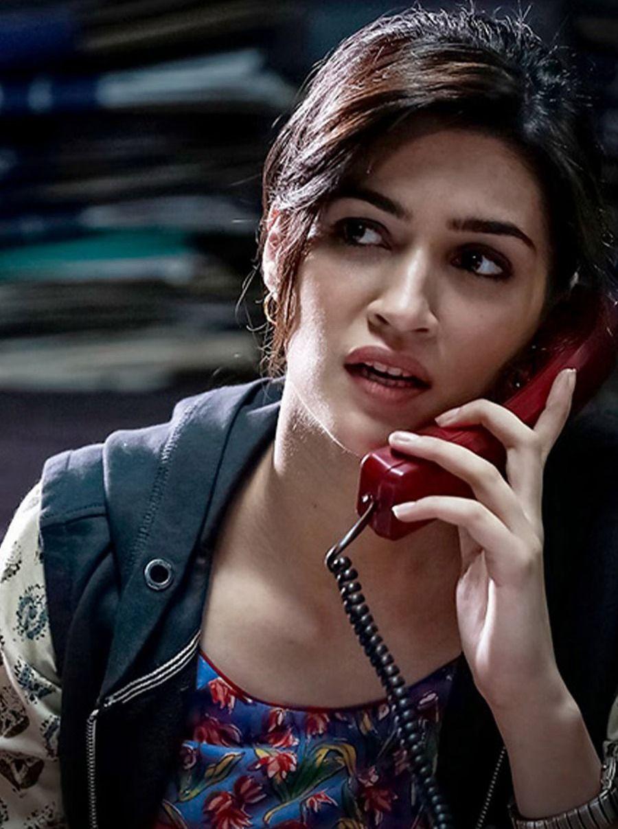Bareilly Ki Barfi – In a role that broke the typical Bollywood heroine mold, Kriti played Bitti, a spirited, free-thinking girl from Bareilly who smokes, drinks, and dreams beyond societal constraints. She wasn’t a damsel in distress but a woman unapologetically herself. 