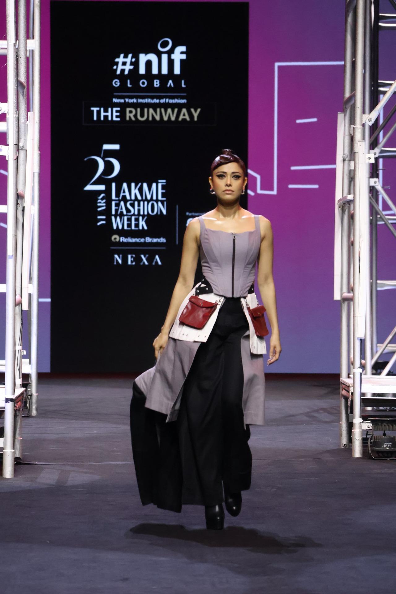 Nushrratt walked with grace on the ramp on day 2 of LFW