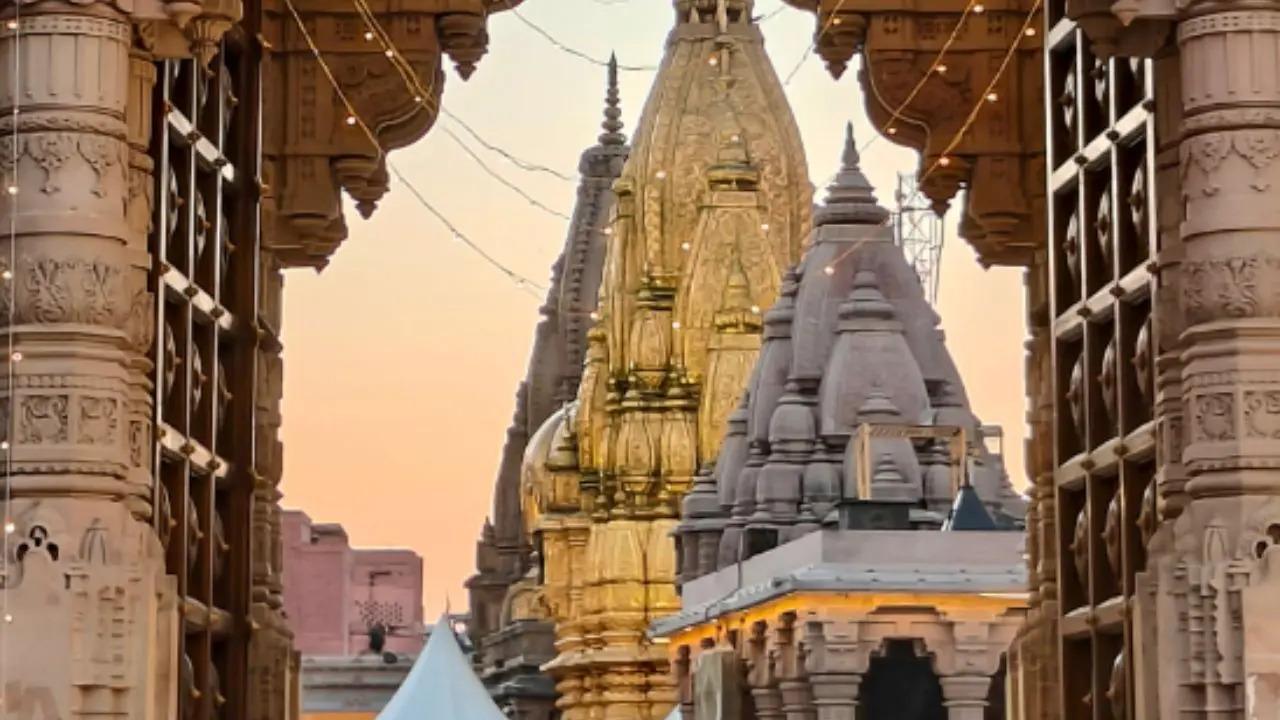 Varanasi: Women enjoy special darshan at Kashi Vishwanath Temple on Women's Day 2025