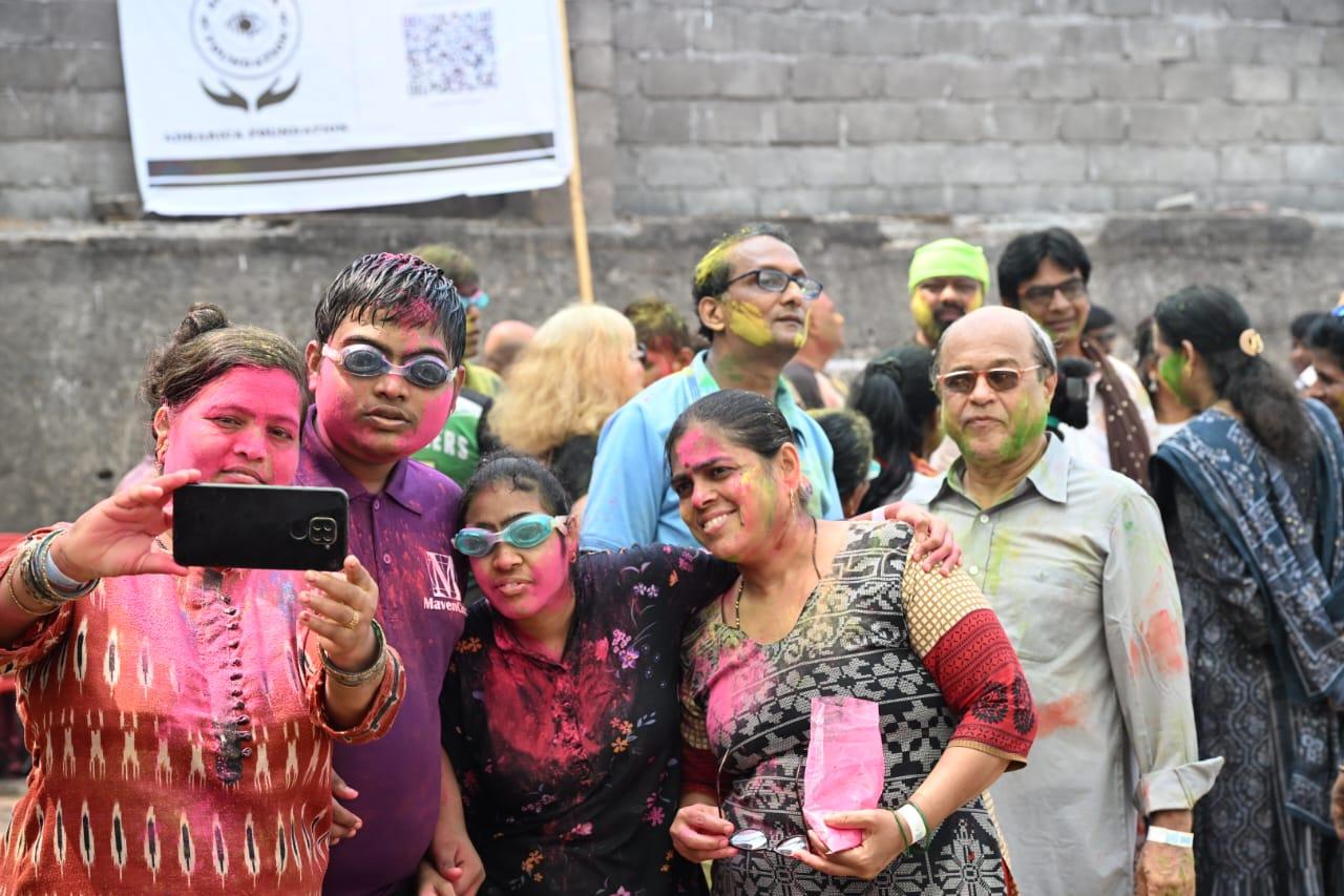 The streets of Mumbai witnessed cheerful residents smearing each other with colours and indulging in festive treats.