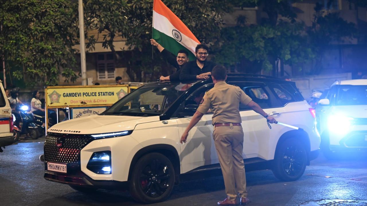 Huge crowds of Team India fans hit the streets of the city after India won the final match. Pic/Satej Shinde