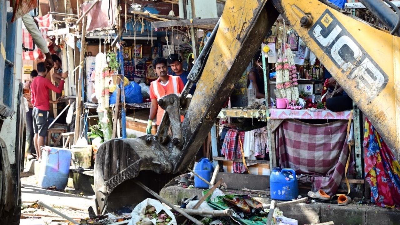 A demolition drive was conducted to clear unauthorised structures and illegal encroachments in the area. Pics/Shadab Khan