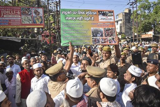 Moradabad’s Eid-ul-Fitr celebrations saw worshippers exchanging warm embraces and greetings after prayers, emphasizing the festival’s message of gratitude and unity.