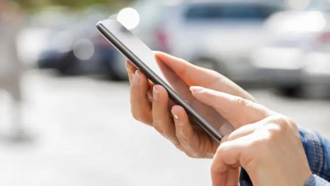 Akola Police return over 200 lost or stolen mobile phones to their owners