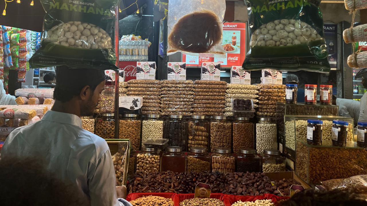 Many Muslim devotees gather at the stalls near Minara Masjid and the renowned Bohri Mohalla to break their fast during Ramzan