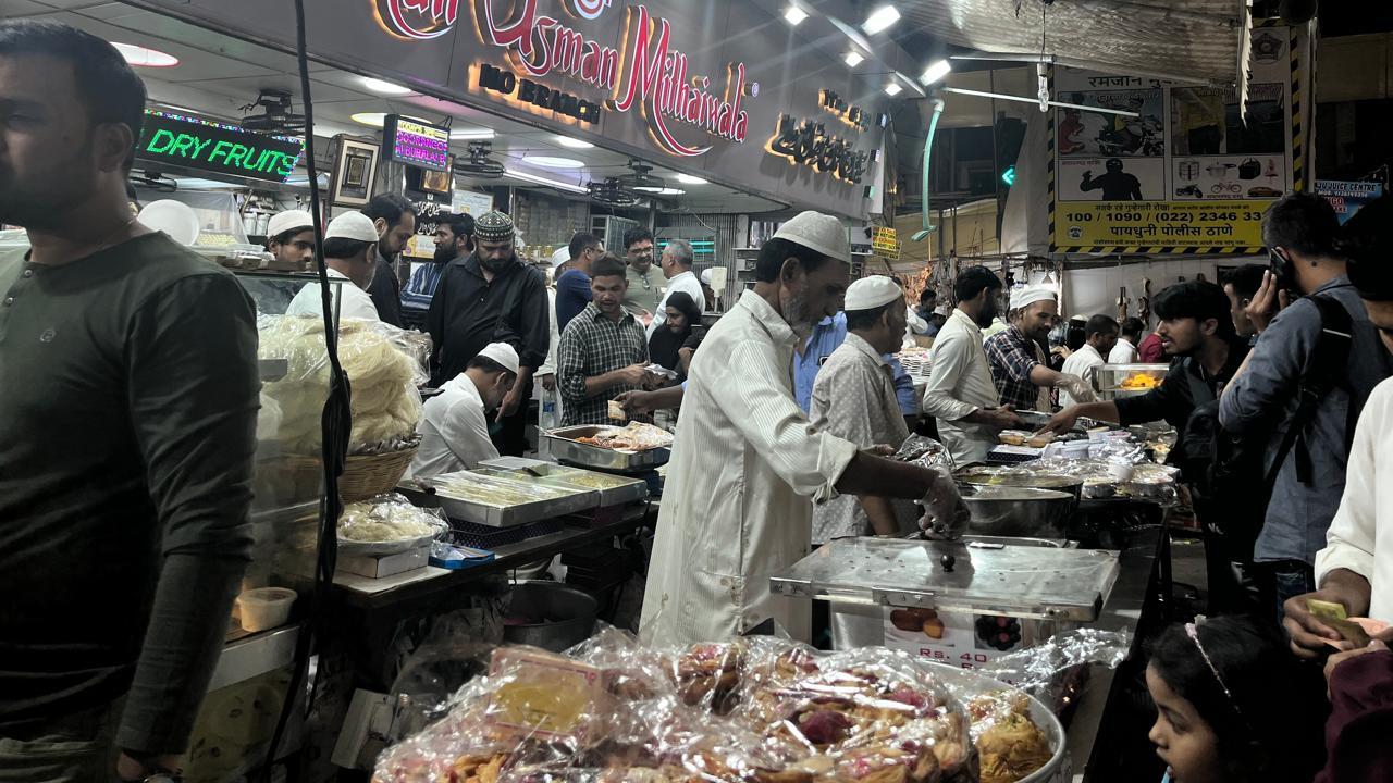 The renowned Suleman Usman Mithaiwala is a must-visit for its delectable sweets, drawing crowds for its irresistible Ras Malai, Rabdi, and Jalebis, turning the street into a sweet lover’s paradise