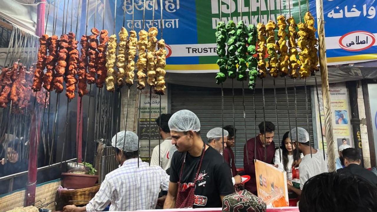 The irresistible aroma of seekh kebabs, baida roti, rumali roti, and chicken tikkas fills the air at Mohammed Ali Road, drawing crowds to the stalls for a tempting bite