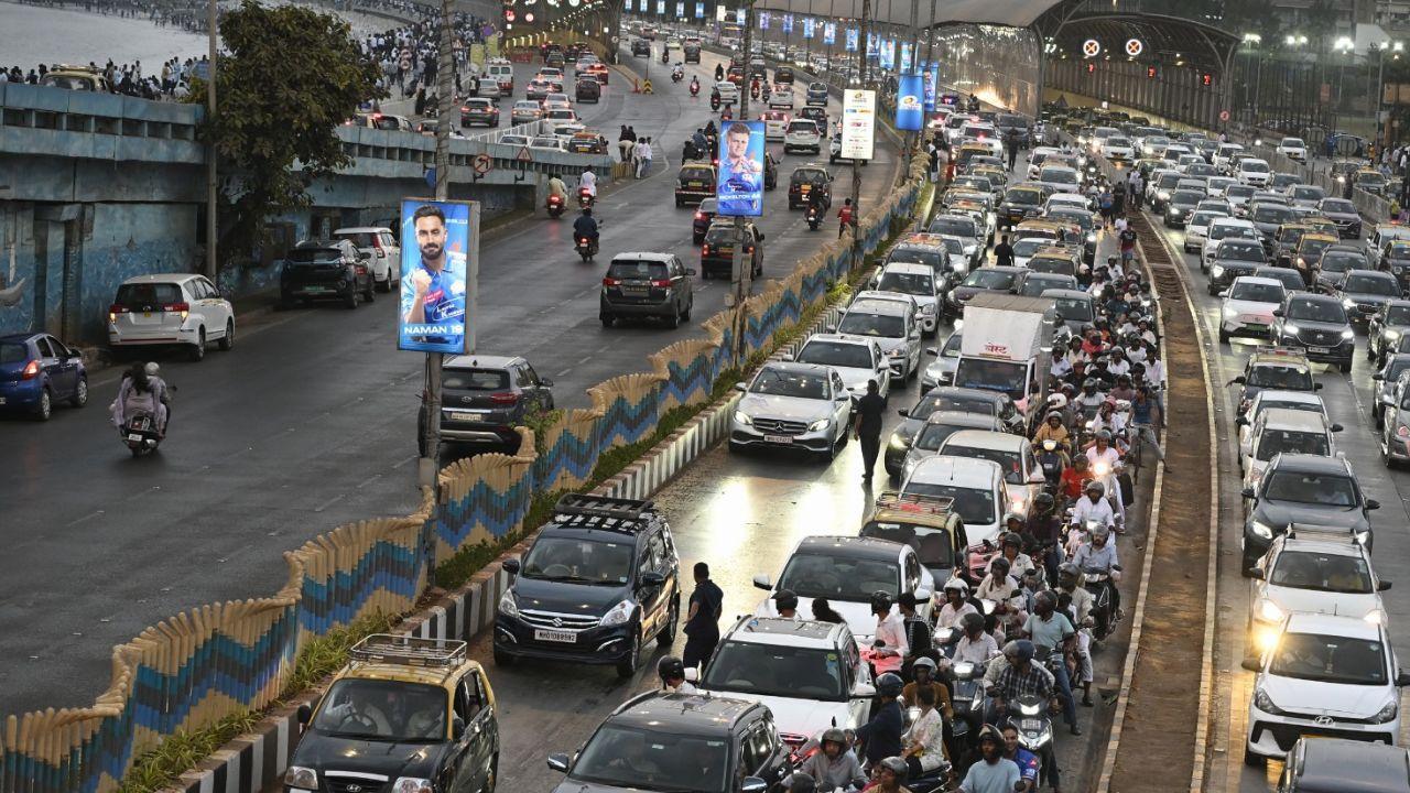 Commuters were stuck in a major traffic jam at Marine Drive on Monday. Pic/ASHISH RAJE