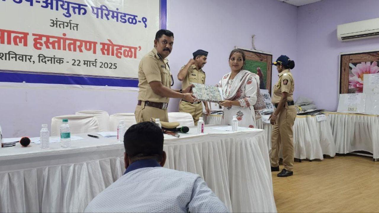 Mumbai Police’s Crime Branch team also attended the event to return the stolen and missing valuables to their owners