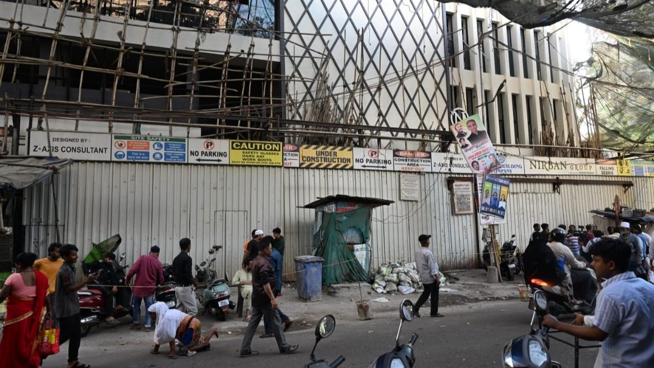 The BMC said that the doctors at J.J. Hospital told the civic officials that four out of the five workers brought to the hospital were brought dead