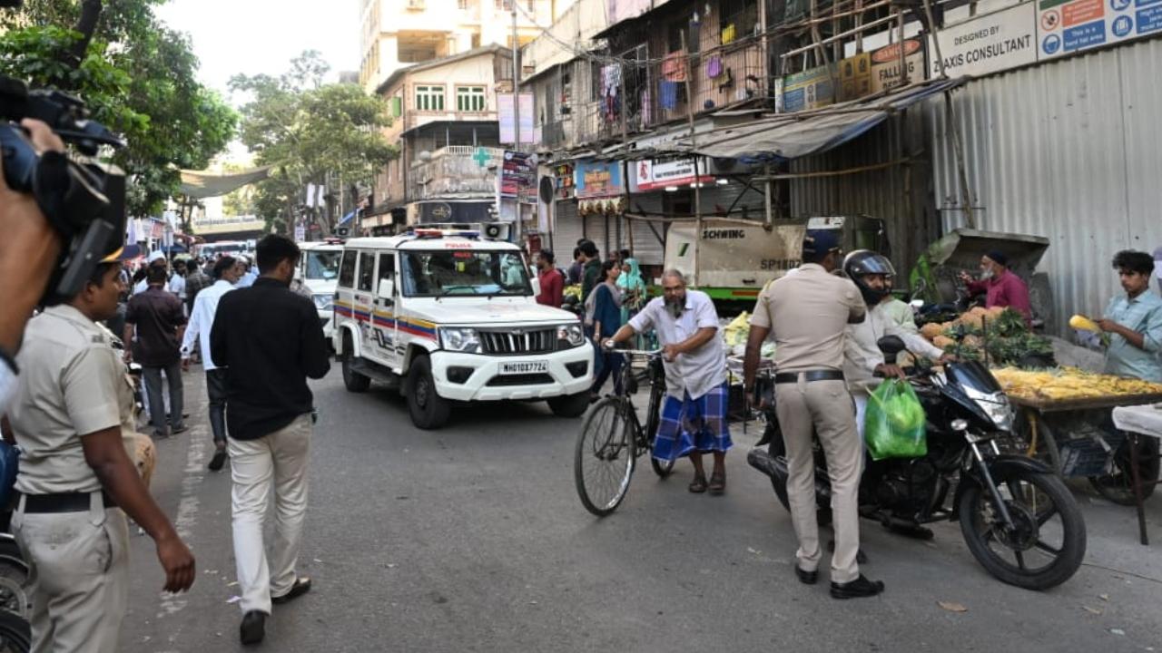 The incident took place when some of the workers were in the process of cleaning a water tank at Bismillaha Space Building in Nagpada area