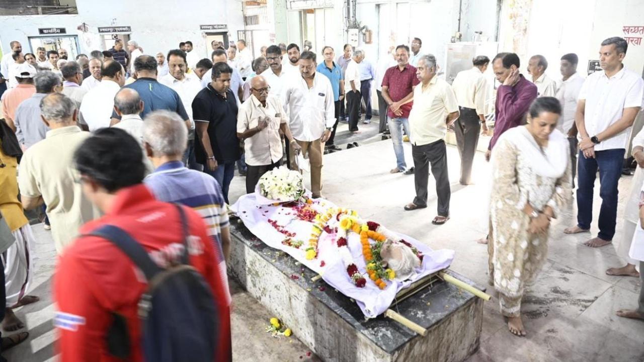 Former cricketer and MCA officials attend Padmakar Shivalkar's final rites (Pic: Ashish Raje)