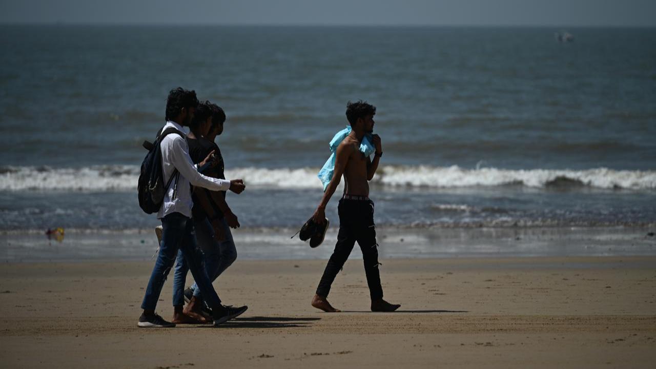 Groups of people were seen visiting the beach on Thursday afternoon. Pics/ Atul Kamble