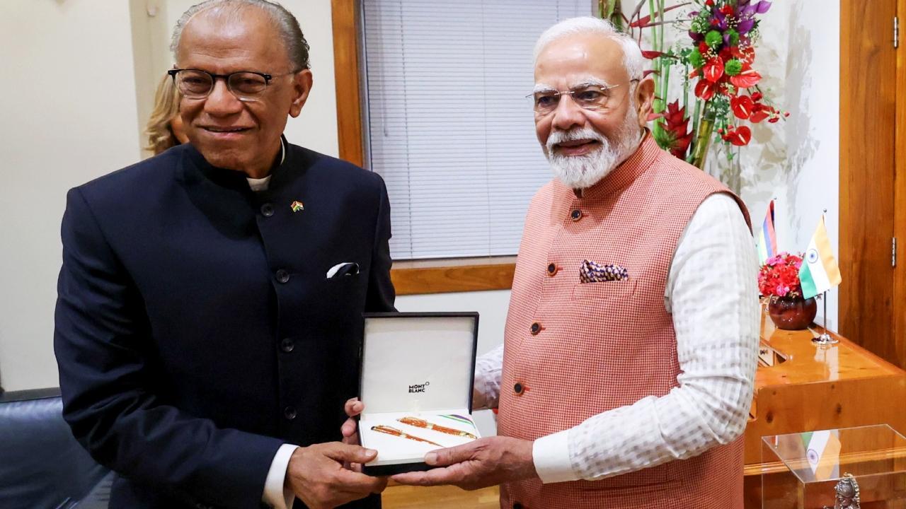PM Modi with Mauritius Prime Minister Navin Ramgoolam during a meeting, in Mauritius. Pics/PTI
