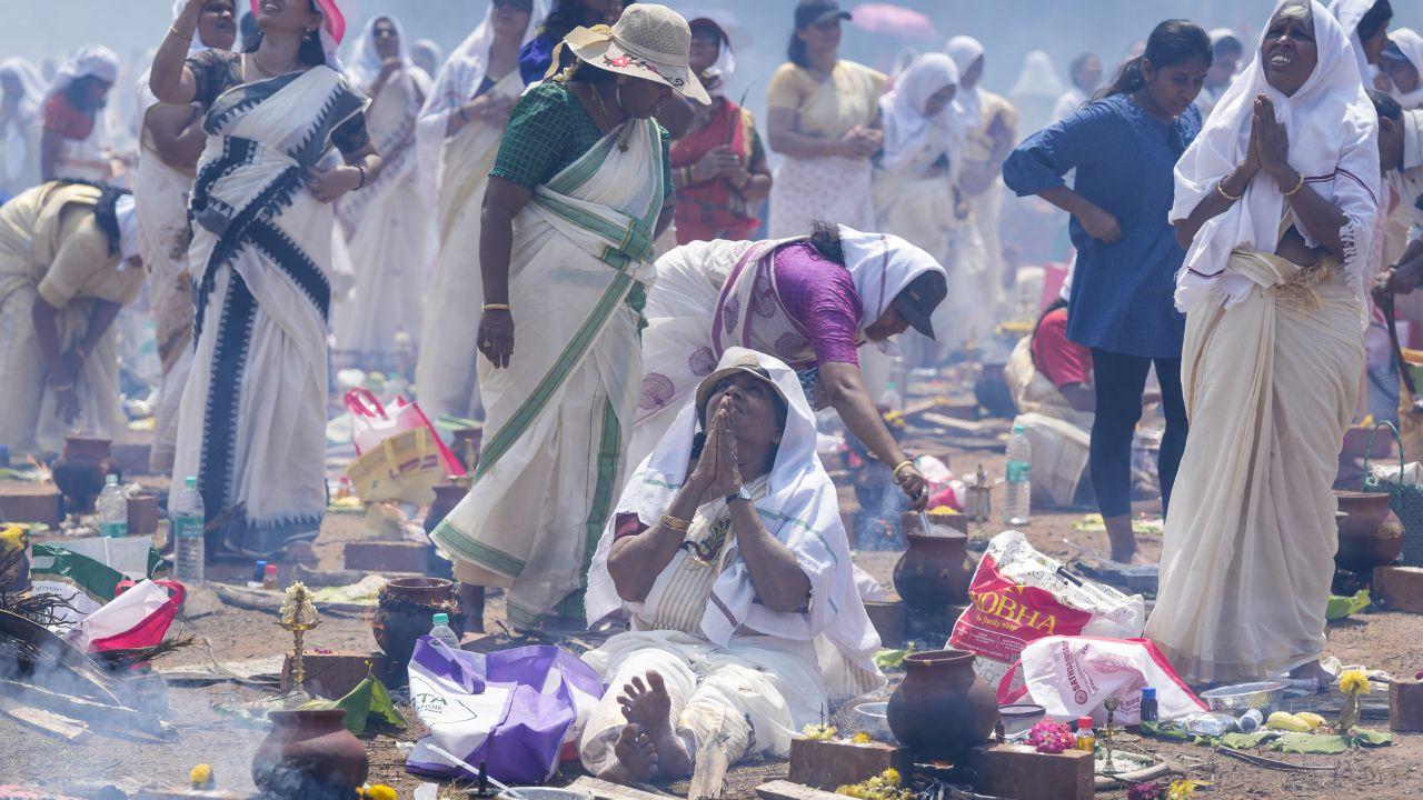 The festival's high point, the Attukal Pongala Mahotsavam event, takes place on the ninth day.  A sweet delicacy called Pongala made of rice, jaggery, ghee, and coconut in earthen pots is offered to the goddess by thousands of ladies. 