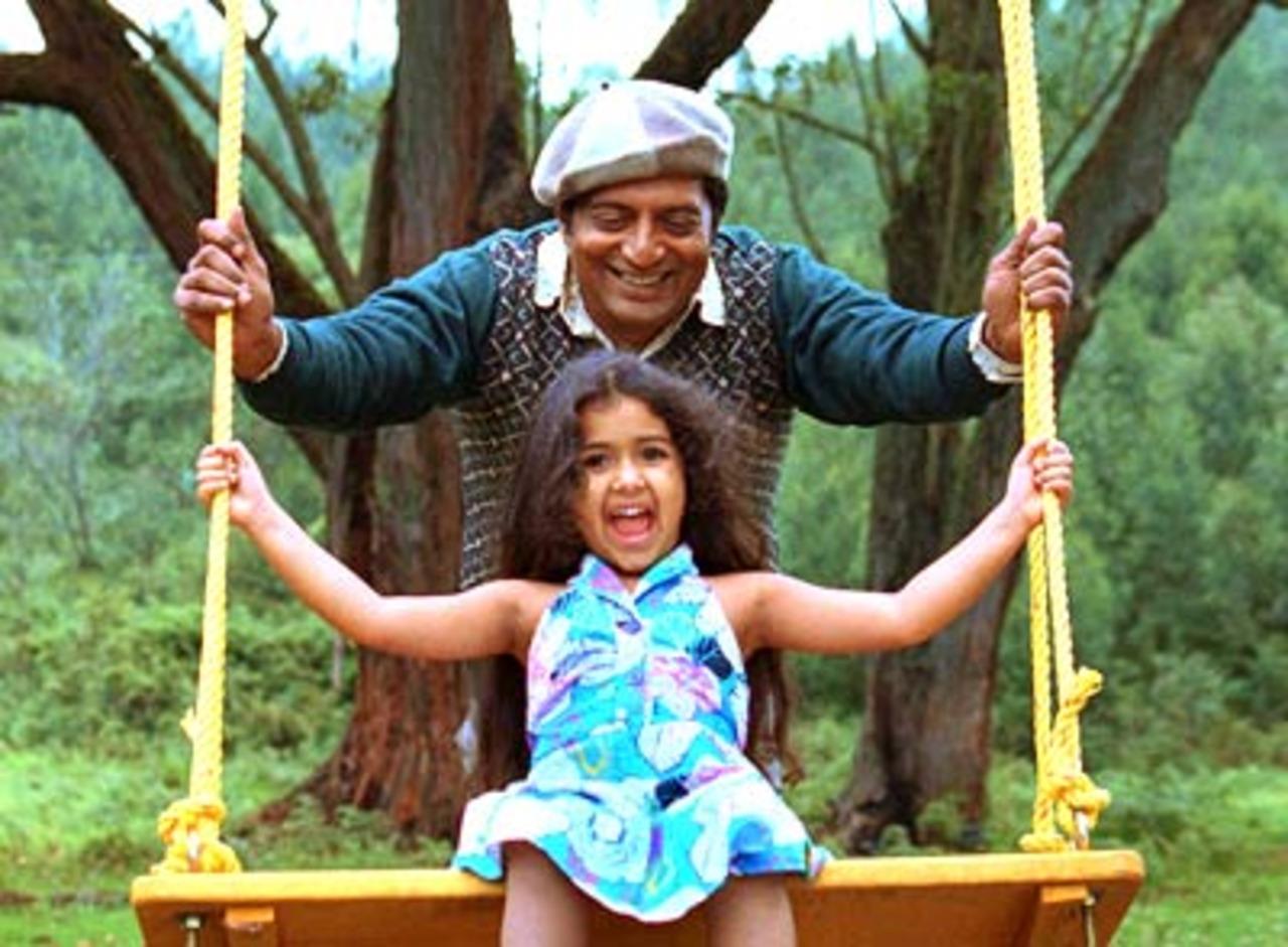 Raghuraman in Abhiyum Naanum (2008)
Giving a rest to his villainous roles, Prakash Raj played the heartwarming role of a loving and overprotective father to his daughter, Abhi (played by Trisha).
