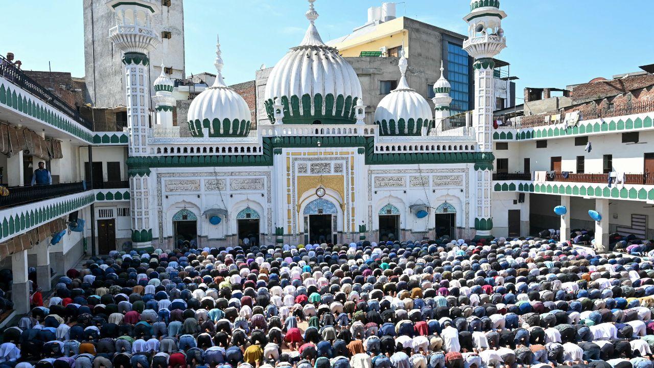 Large number of devotees come together to offer prayers at Jama Masjid Khairuddin in Amritsar 