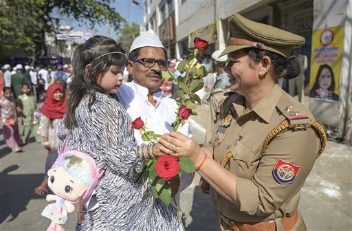 Prayagraj witnessed an endearing act of kindness as a woman police officer handed a rose to a young girl during Eid-ul-Fitr celebrations, embodying the spirit of generosity and love.