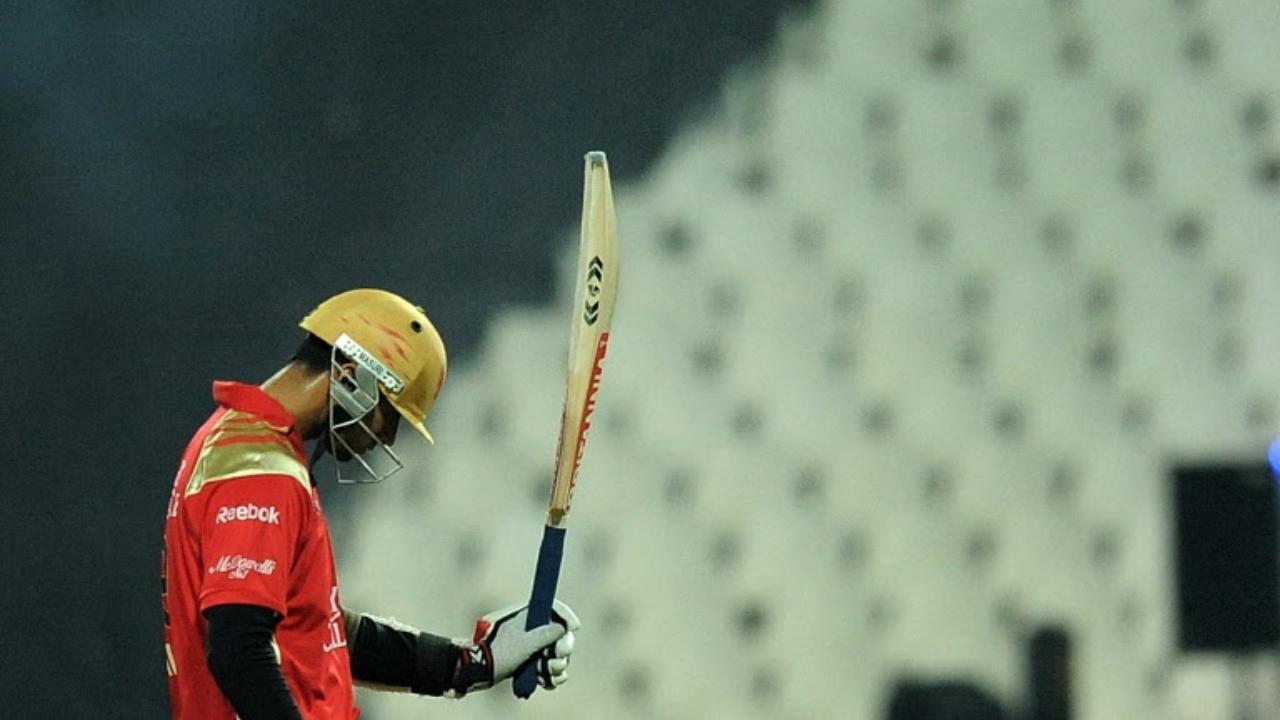 Having won the toss, RCB skipper Rahul Dravid opted to field first against Sourav Ganguly-led KKR
