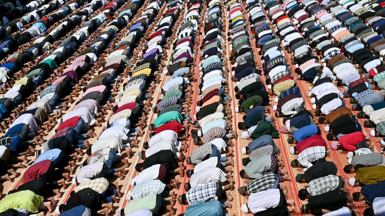 Muslims offer Namaz at Jama Masjid Khairuddin in Amritsar. Pics/AFP