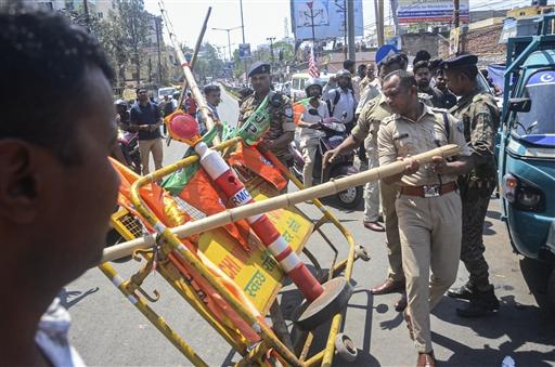 The blockade left commuters stranded, with a woman visibly distressed as she found herself unable to travel due to the road closures. Union Minister of State for Defence, Sanjay Seth, joined BJP workers in the protest, blocking roads to demand swift justice for their slain colleague.