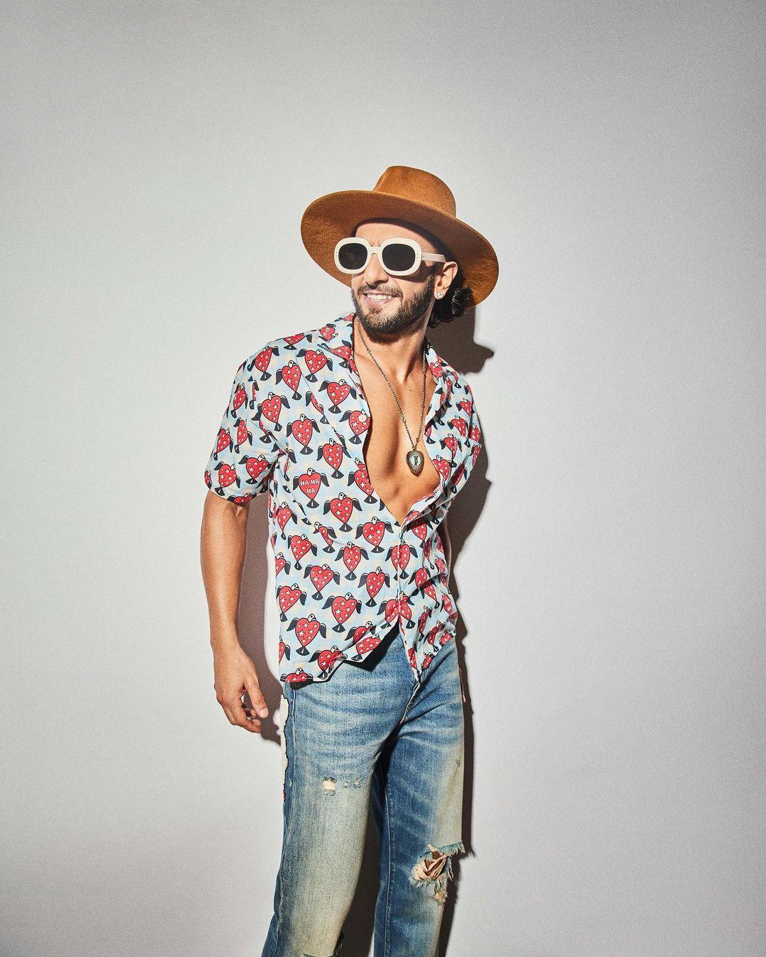 If your mom will kill you for wearing white, then we have the best choice for you! Just like Ranveer, wear a colorful printed shirt and pair it with casual jeans to slay your Holi look.