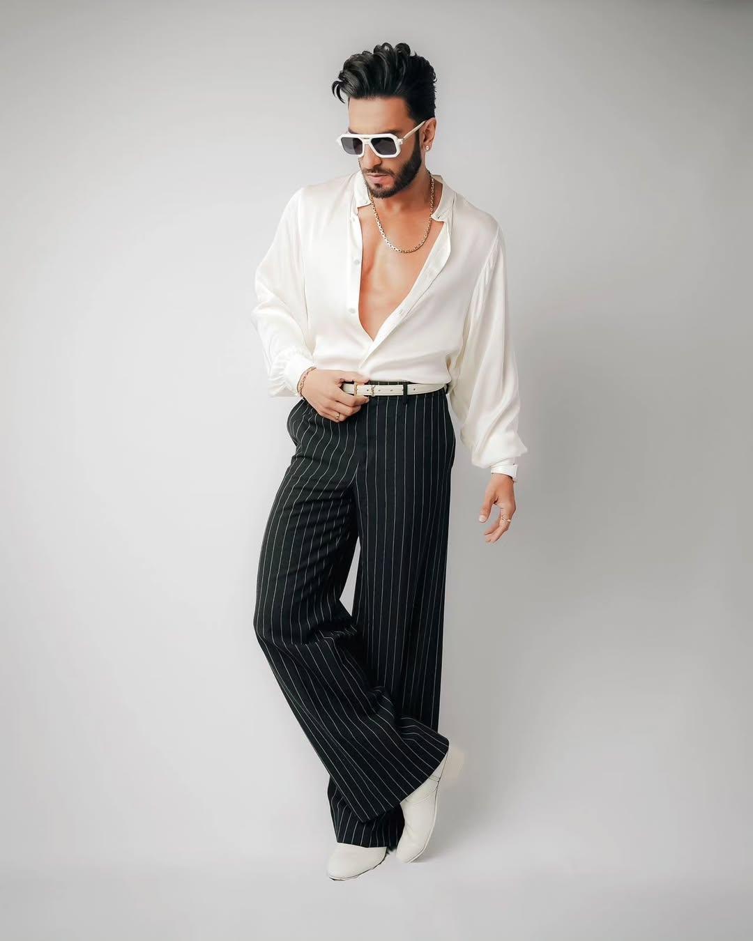If you like a Bollywood-style Holi, then I am sure this Ranveer look will be your favorite. In this look, Ranveer wore a white shirt, kept a few buttons unbuttoned, and paired it with stylish pants.