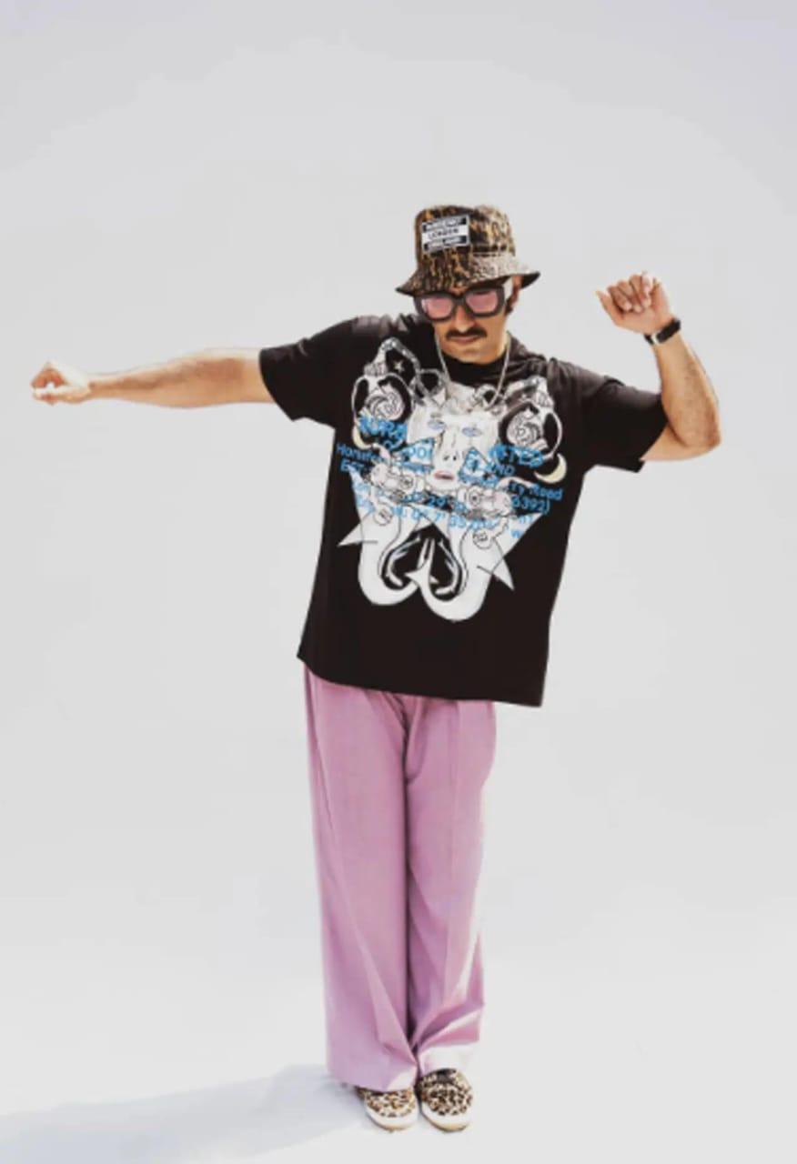 In this look, Ranveer wore a comfy printed black T-shirt and paired it with lilac pants. These colored pants paired with a solid-colored T-shirt can be a perfect pick for slaying your Holi celebration look.