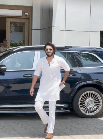 Ranveer Singh embraced tradition with a short-sleeved kurta paired with flared, puffy pyjama pants. Completing the look with traditional accessories like a chunky neckpiece and earrings, he nailed the perfect Holi-inspired traditional ensemble.