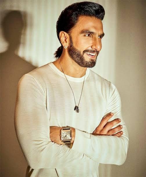Ranveer Singh sported an off-white, creamish, full-sleeve woolen T-shirt, combining comfort and style. This cozy yet trendy outfit makes for a perfect choice for a relaxed and fun Holi celebration.