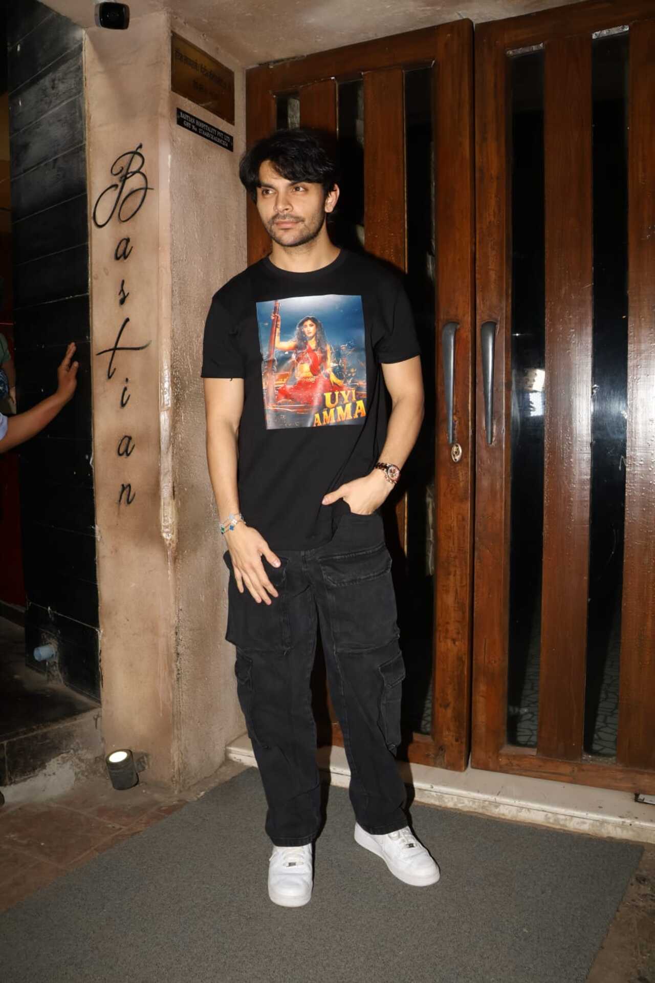 Current rising star Veer Pahariya also attended the event in a unique outfit. The actor wore a black shirt with the poster of Rasha in the Uyi Amma song imprinted on it. The actor recently debuted in the Bollywood industry with the film 'Skyforce'.