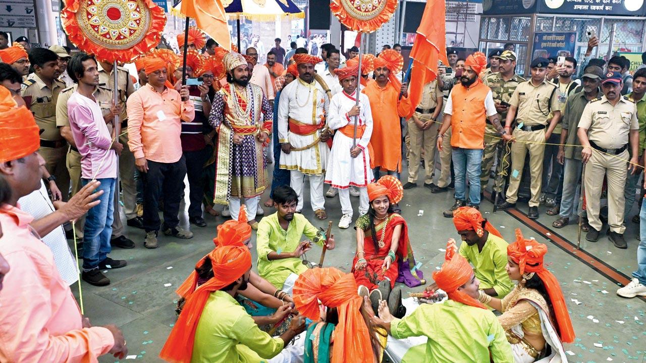On the occasion of Shiv Jayanti, railway employees celebrate at CSMT. Pic/Sayyed Sameer Abedi