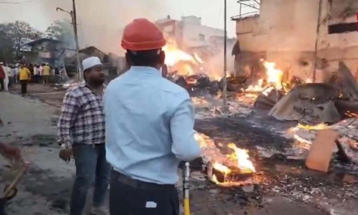 Firefighters worked for several hours to bring the fire under control. The cause of the fire remains unknown, and an investigation is underway. Thick smoke from the fire spread across the area, making visibility poor for a while.