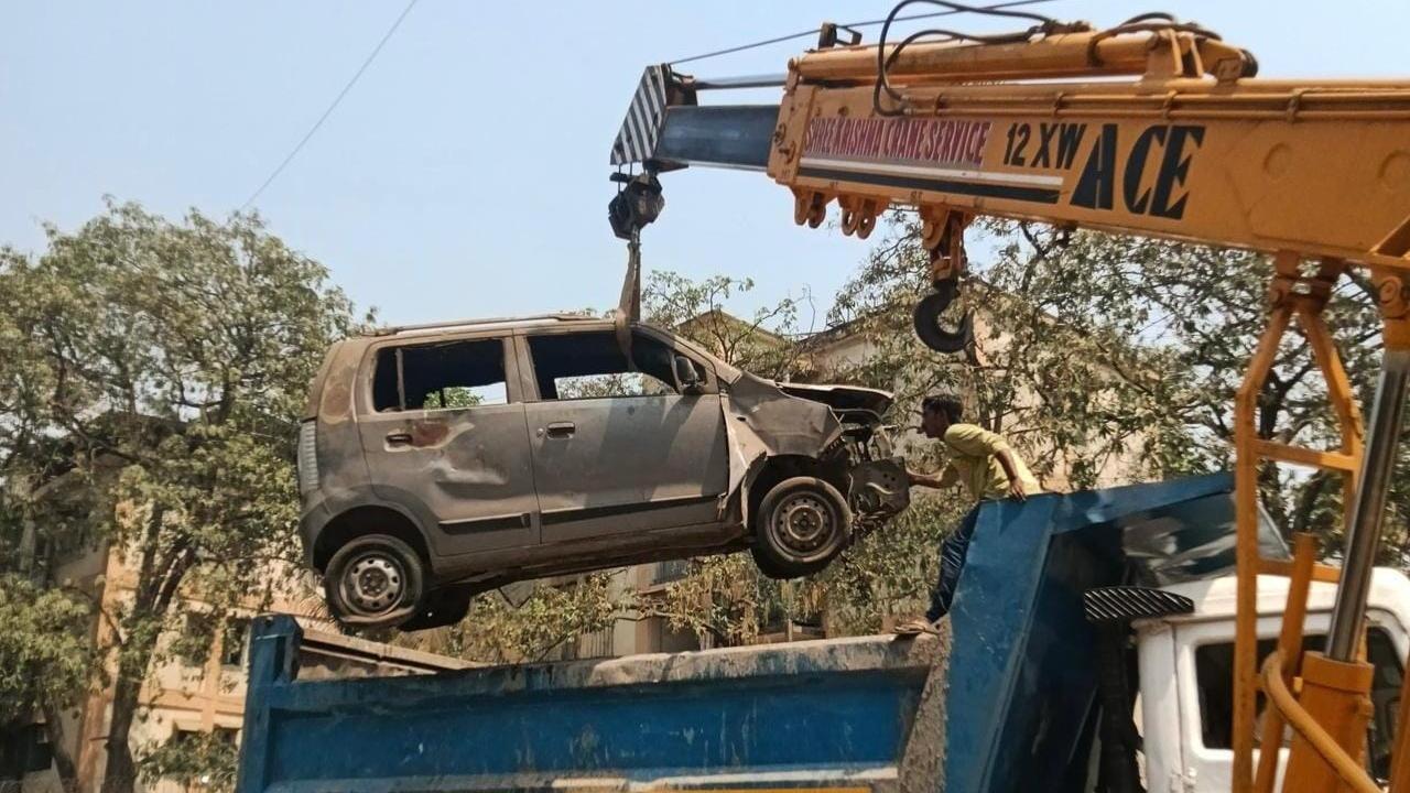BMC begins removing abandoned vehicles, shift 54 cars from Matunga and issue notices to 154 owners