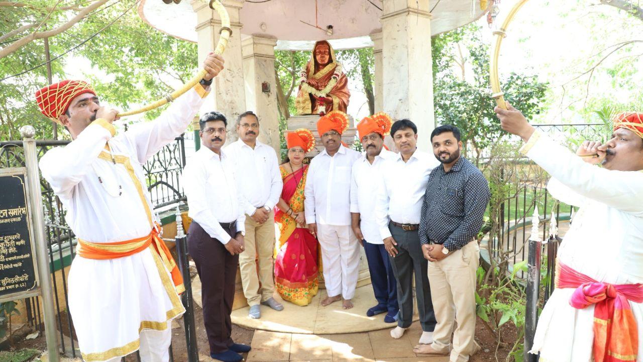 The procession followed the route through Talav Pali, Tembhi Naka, Court Naka, Station Road, Siddhivinayak Temple, and Rango Bapuji Gupta Chowk