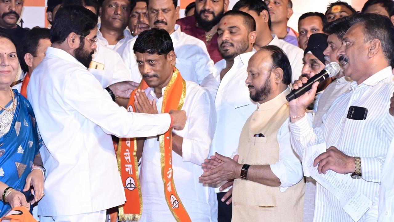 Dhangekar, along with his supporters, joined Shiv Sena in the presence of Deputy Chief Minister Eknath Shinde in Pune. Pics/Eknath Shinde's office