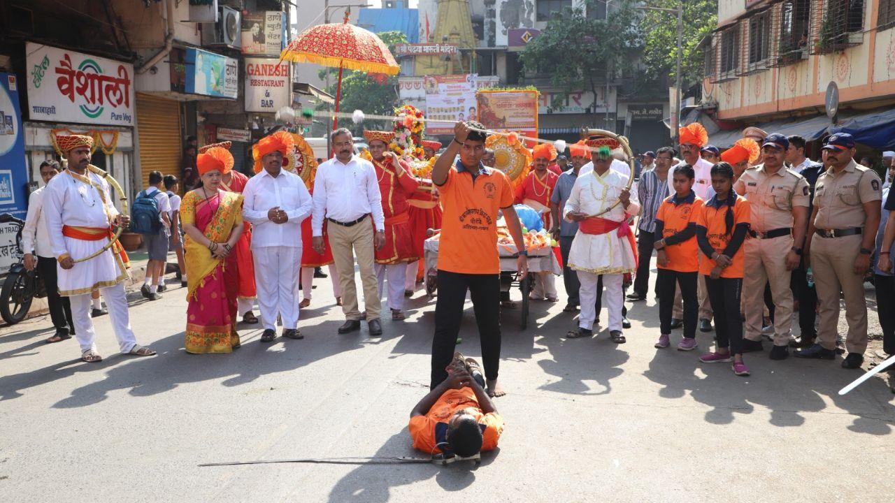 The procession began with a tribute to the idol of Chhatrapati Shivaji Maharaj seated in the palkhi